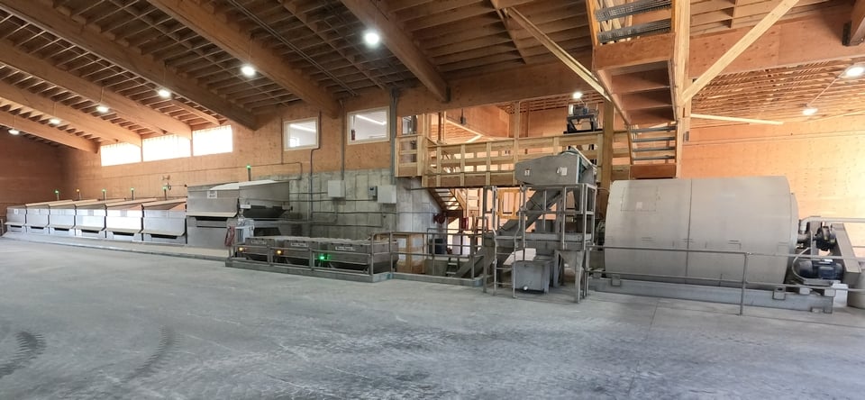 Sackett Accu-blend fertilizer blender inside a Stueve fertilizer blend plant