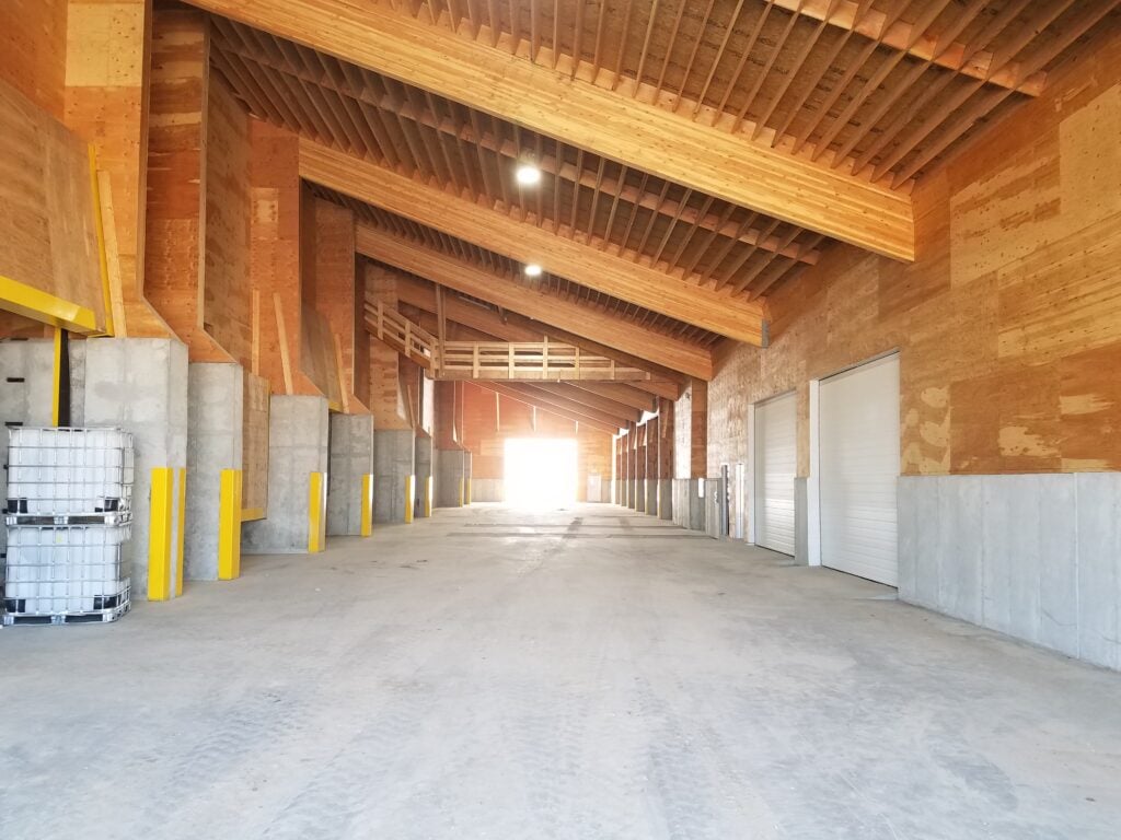ag coop dry fertilizer building alleyway with product bins