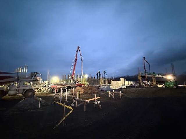 Ohio River fertilizer storage building under construction