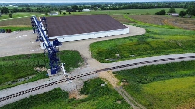 fertilizer receiving from rail